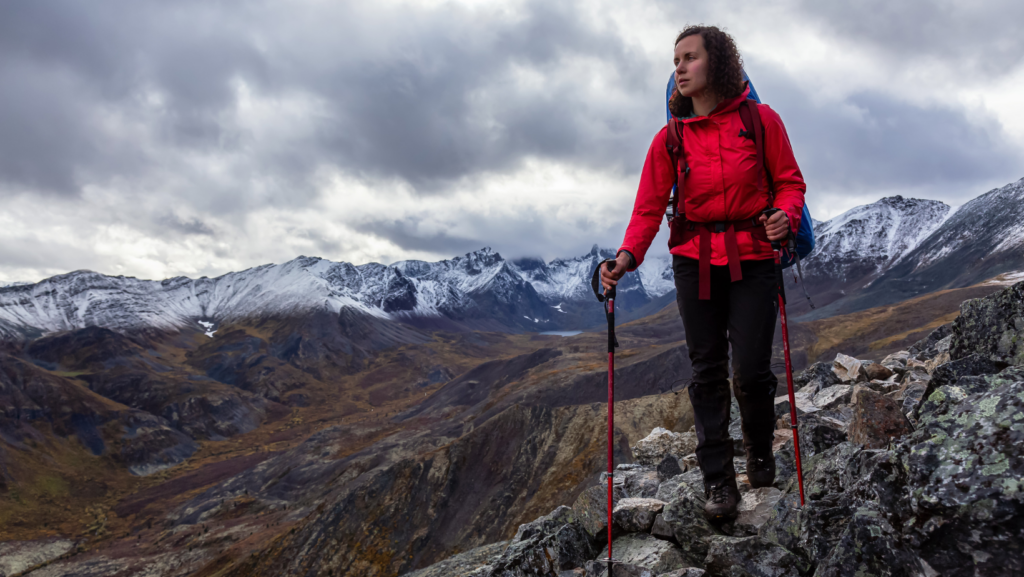 Kobieta solo w górach